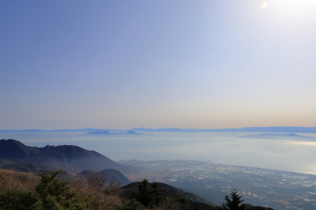 朝霧に包まれた長崎県仁田峠からの景色